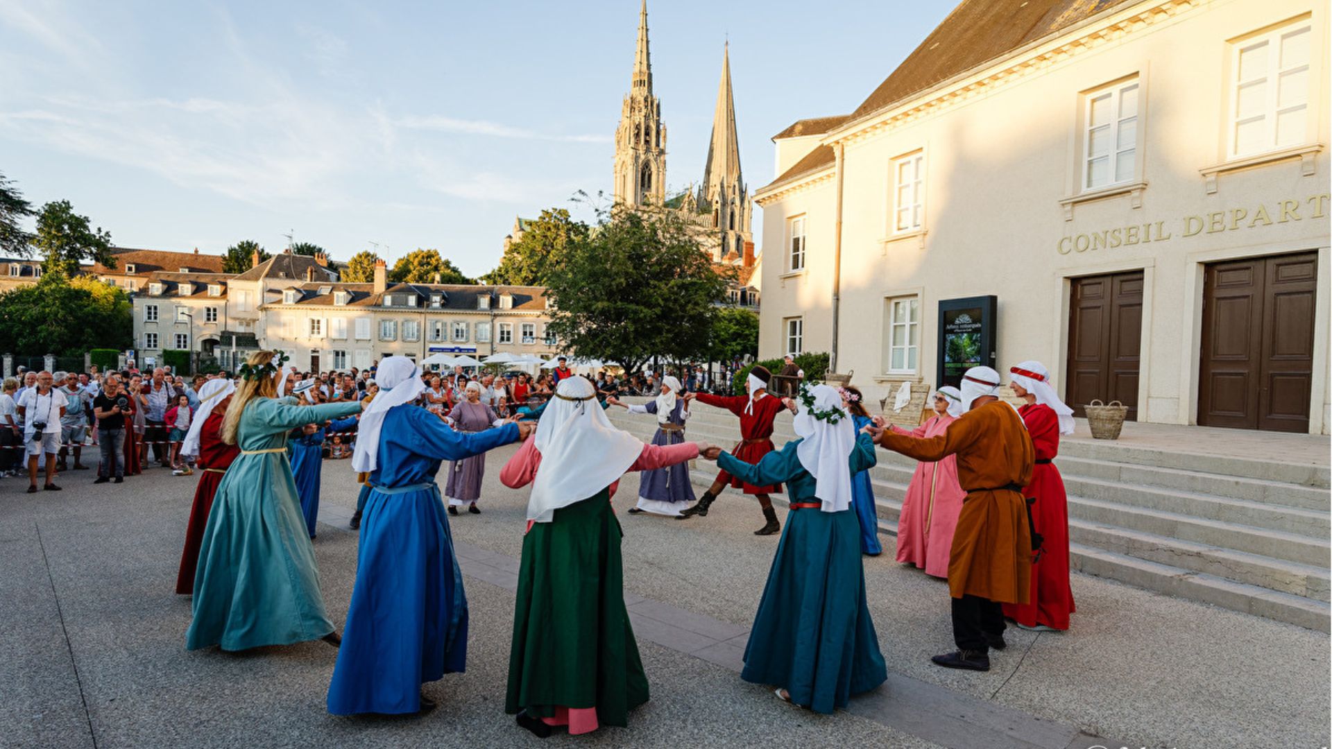 Vue sur la troupe de C'Chartres médievale en costume qui danse