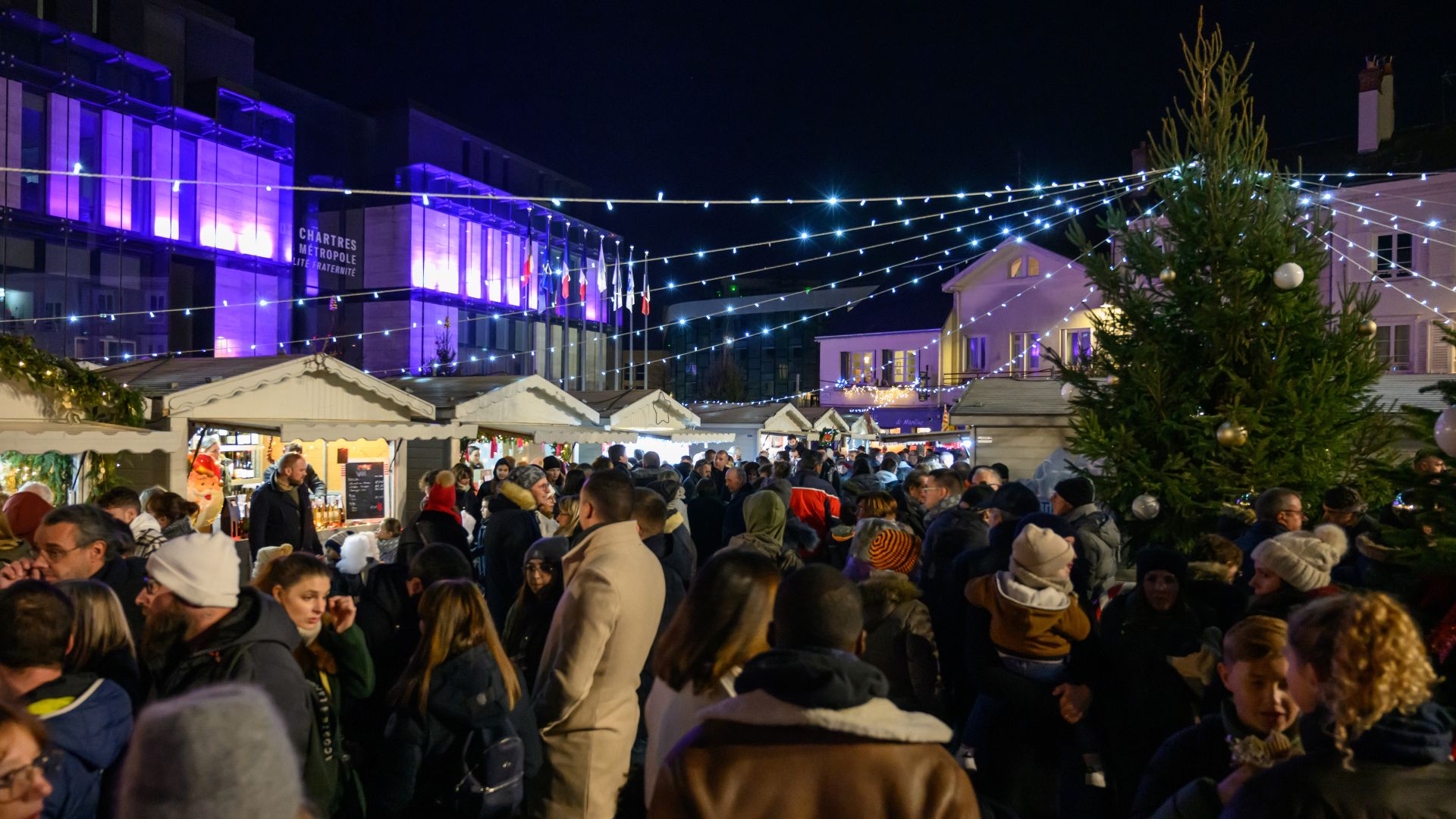 Vue sur le marché de Noël et les participants à l'apéro time