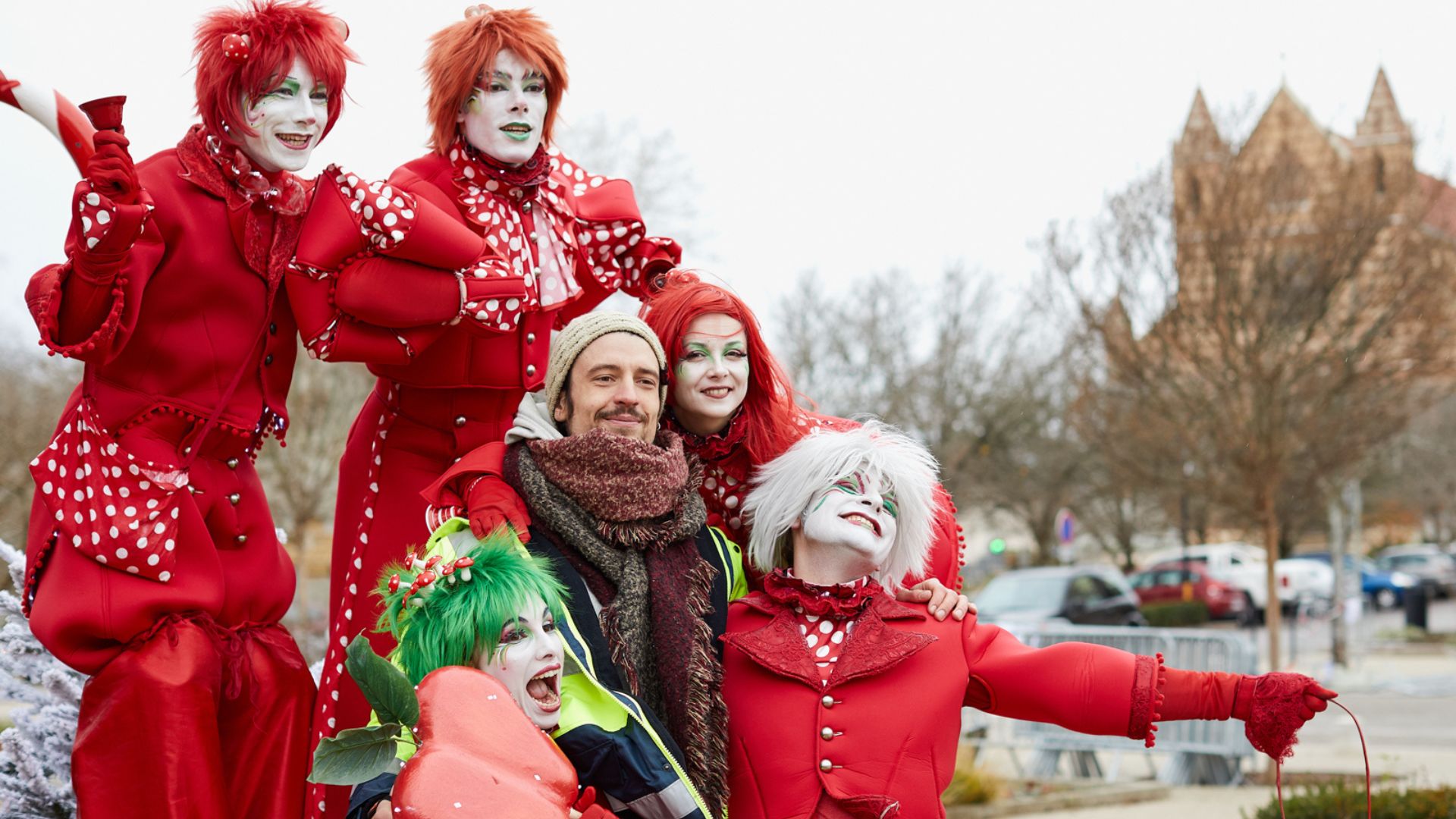 Les personnages échassiers en parade de Noël