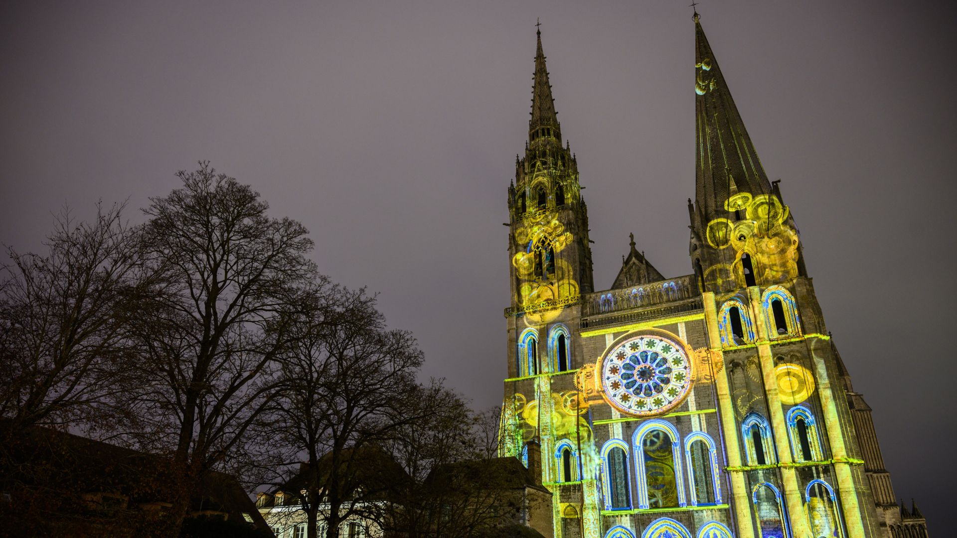 Vue sur la cathédrale de Chartres de nuit illuminée par la scénographie de Chartres en lumières