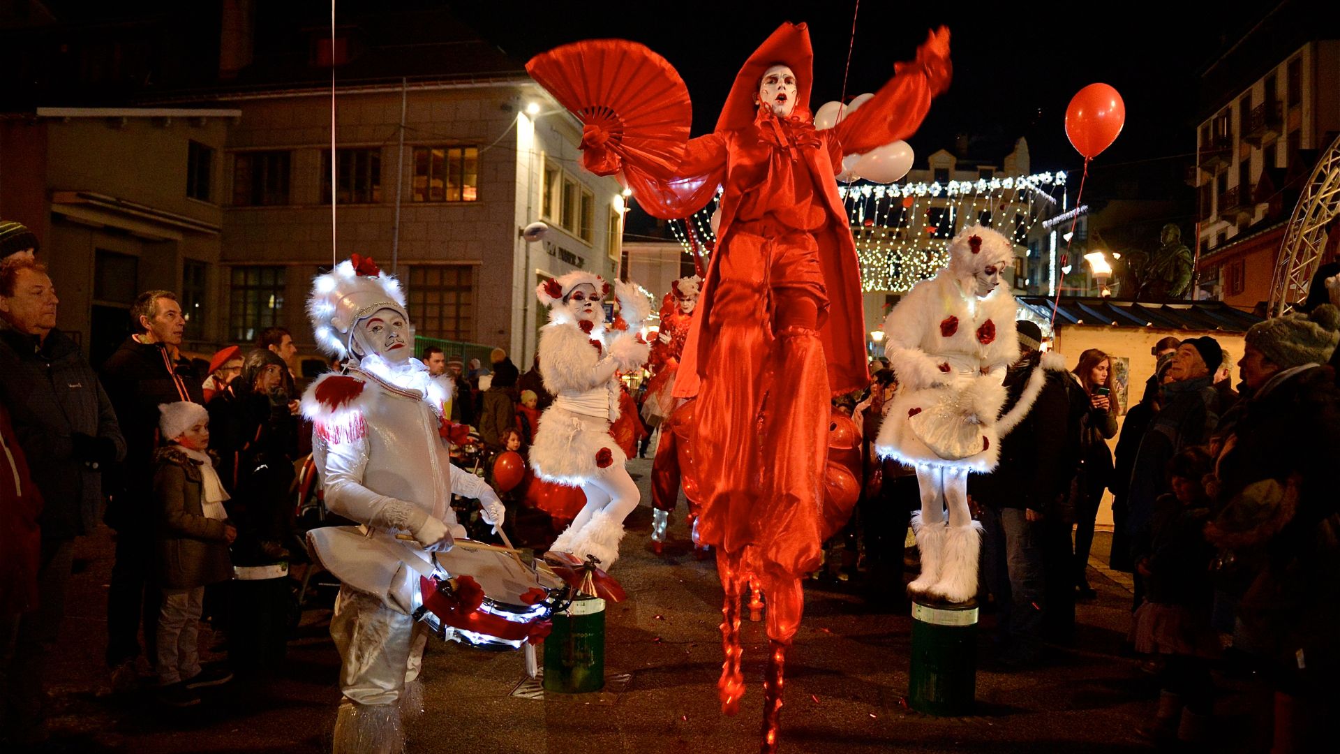 Des personnages rouges et blancs pour la parade de Noël