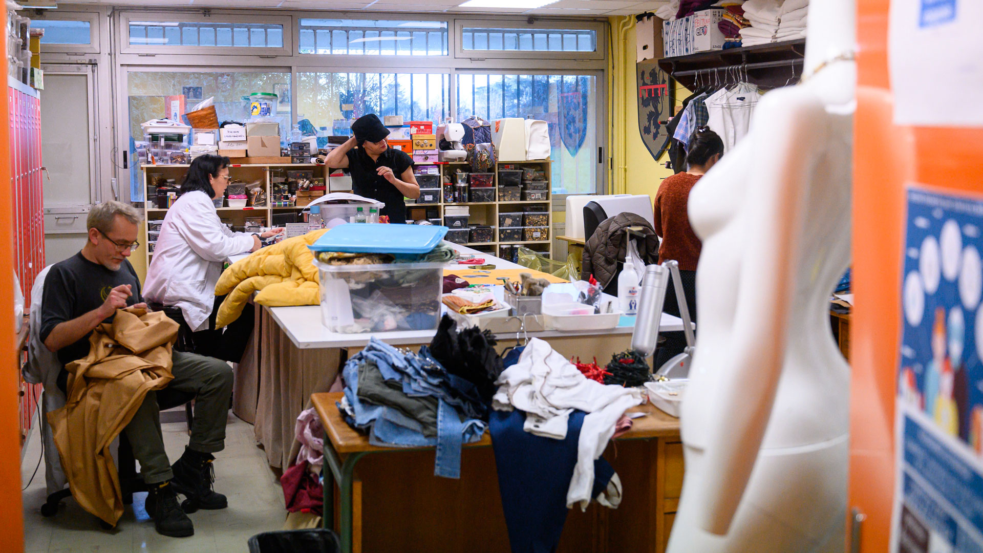 Vue sur un atelier de couture et réparation de vêtements