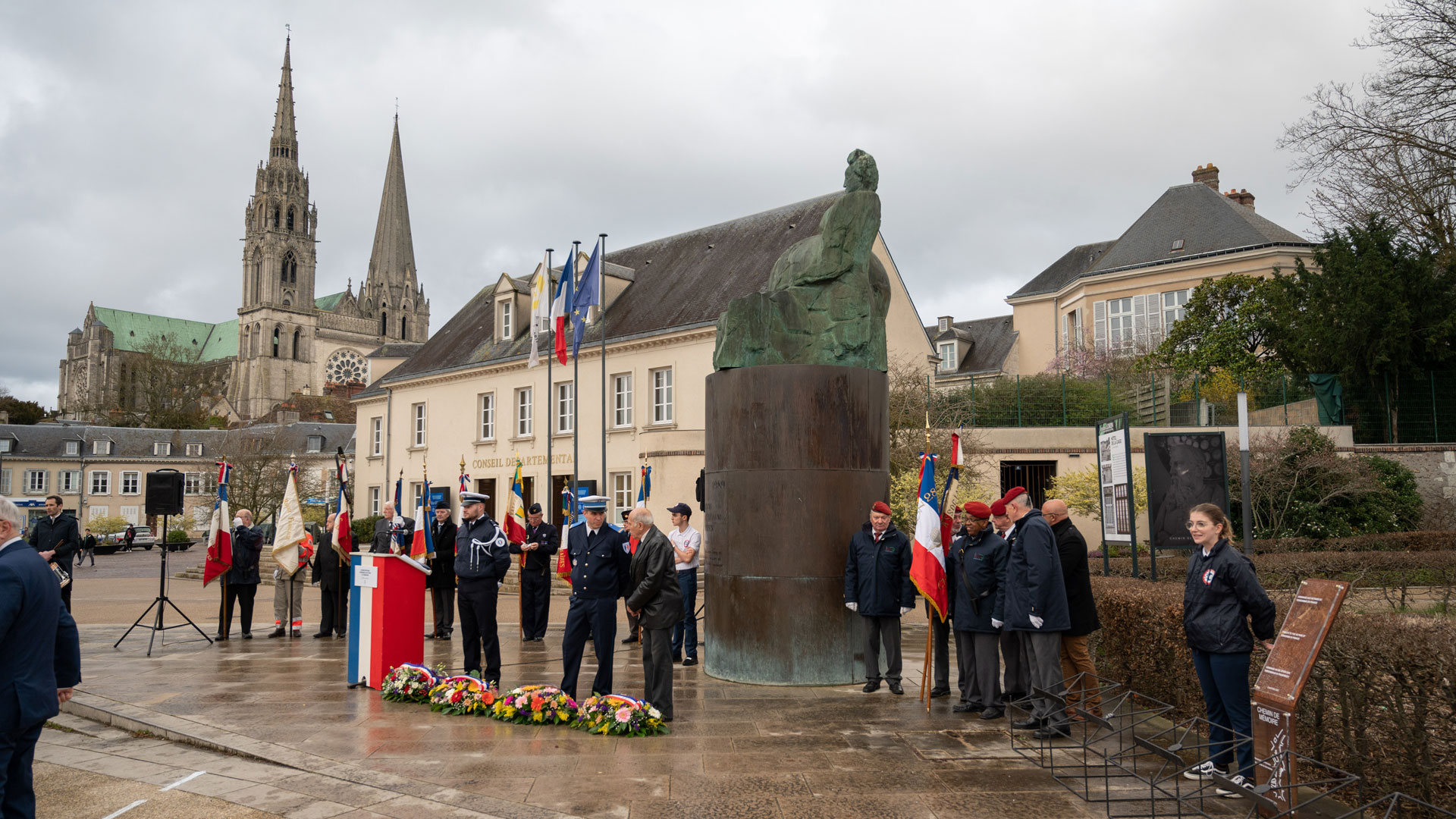 Cérémonie sur la place Châtelet, devant le monument de la Déclaration des Droits de l'Homme et du Citoyen