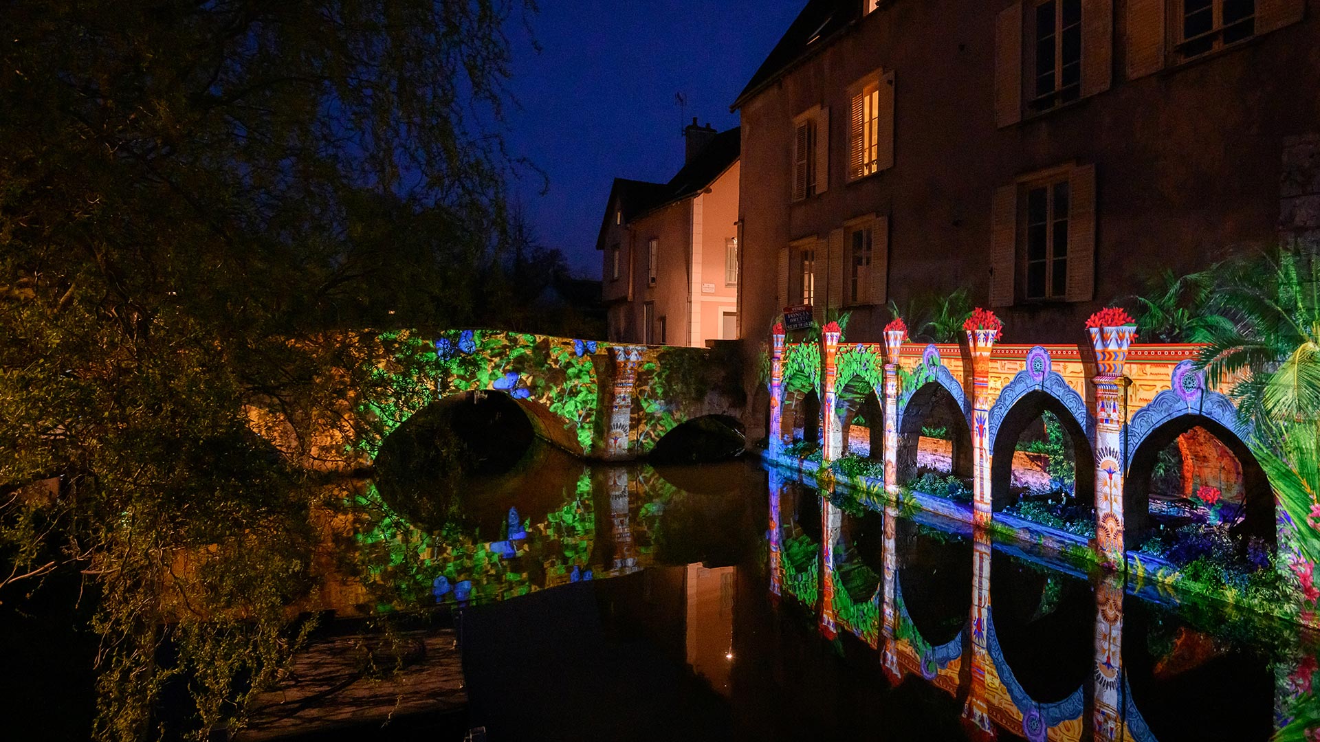 Le pont et les arcades Saint-Hilaires illuminés par M2.Creative lors de Chartres en lumières