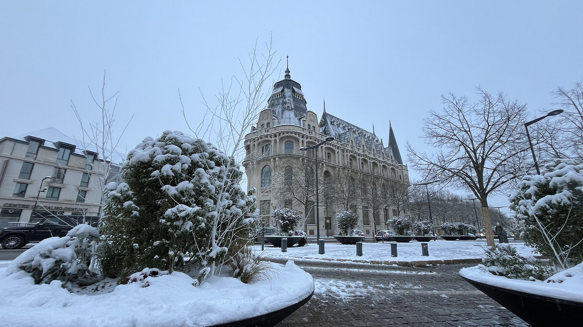 La méd'IAthèque l'Apostrophe sous la neige avec des jardinières au premier plan